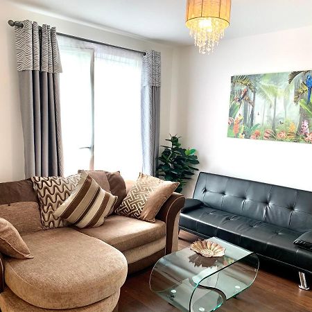 2-Bedrooms Apartment, Lounge, Balcony 런던 외부 사진