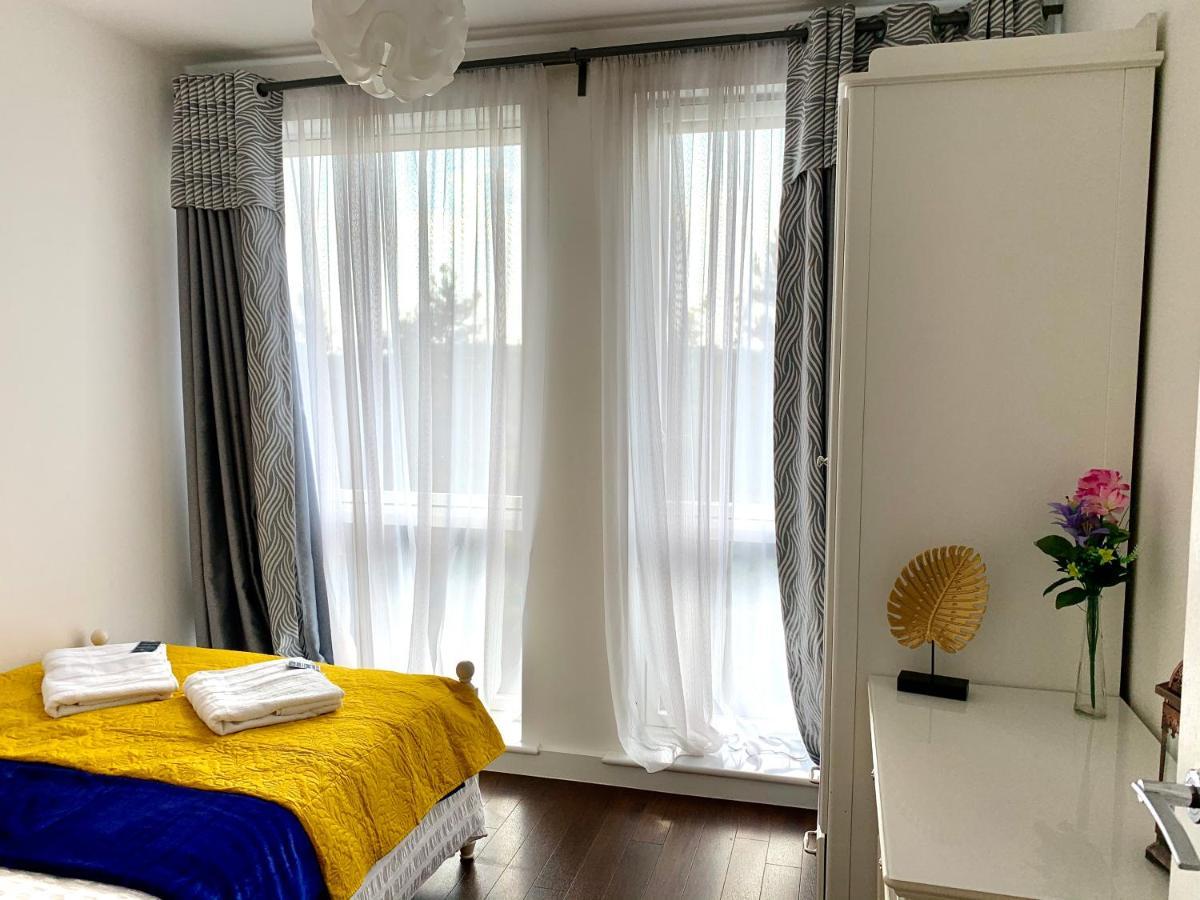 2-Bedrooms Apartment, Lounge, Balcony 런던 외부 사진