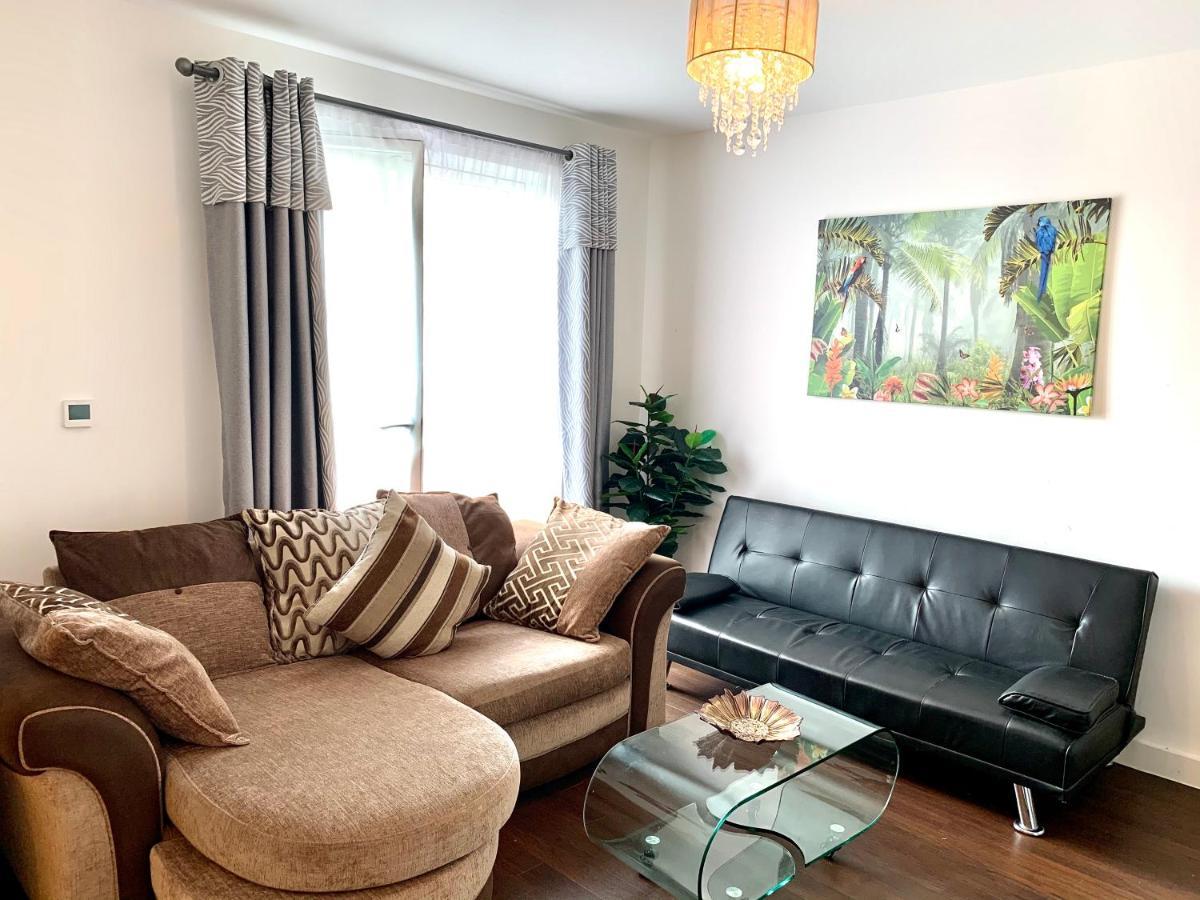 2-Bedrooms Apartment, Lounge, Balcony 런던 외부 사진