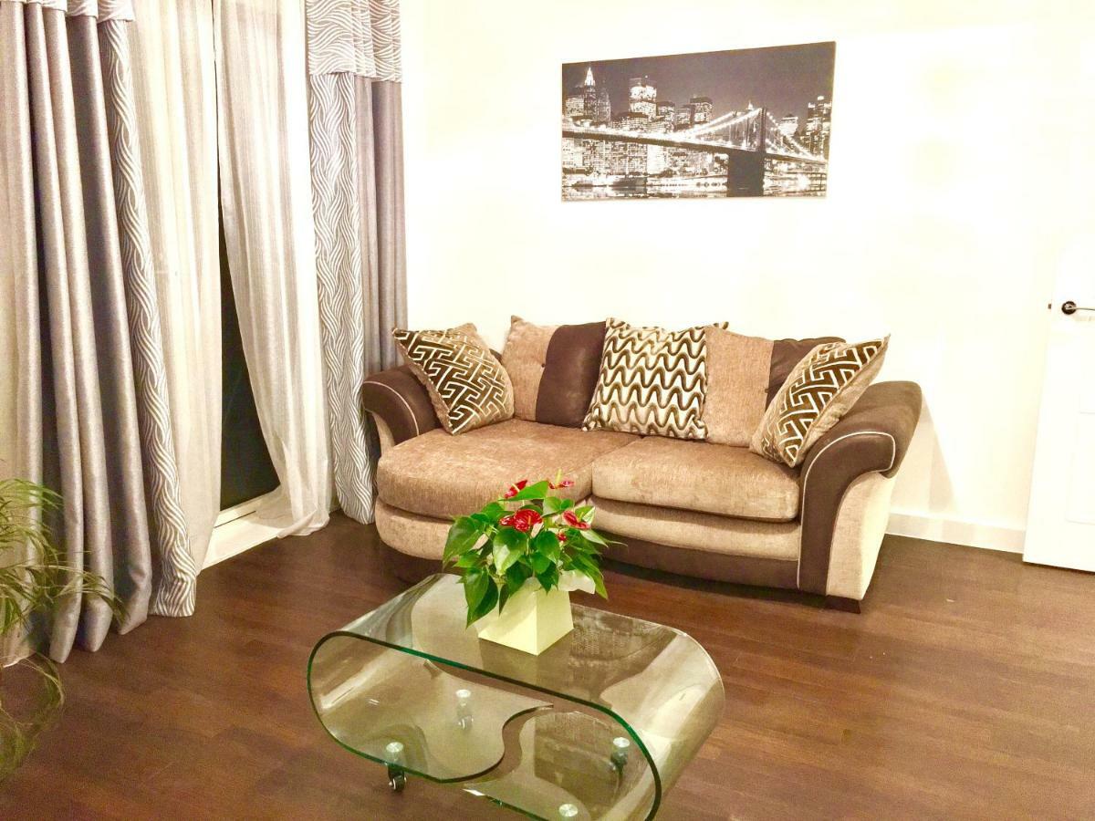 2-Bedrooms Apartment, Lounge, Balcony 런던 외부 사진