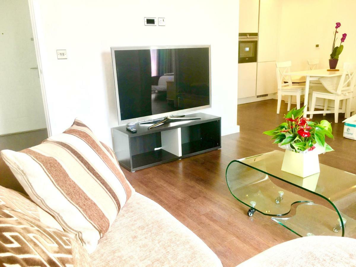 2-Bedrooms Apartment, Lounge, Balcony 런던 외부 사진